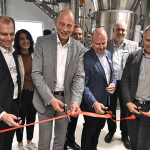 Festliche Einweihung der Dryflux-Anlage. Die Teilnehmer (von links nach rechts): Jay Nowak, CEO Glatt Gruppe; Wirtschaftsminister des Freistaates Thüringen, Wolfgang Tiefensee (SPD); Jeff White, Leiter der Geschäftseinheit Surface Solutions im Unternehmensbereich Electronics bei Merck, und Weimars Oberbürgermeister, Peter Kleine (parteilos).(Bild:  Jens Lehnert, Funkemedien)