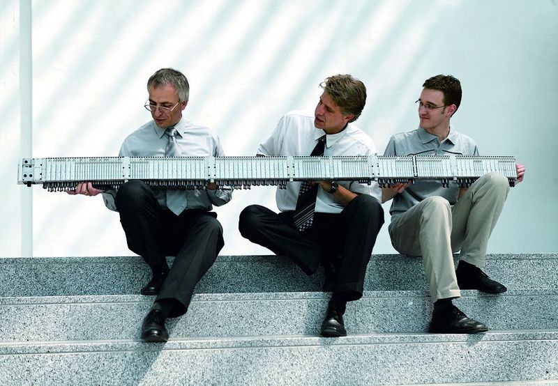 Bild 2: Ventilinsel mit rekordverdächtigen 3 m Länge. Sie enthält bis zu 512 Signalein- und -ausgänge pro Feldbusknoten, 128 Ventilspulen und acht zusätzliche Einspeisemodule für Druck- und Spannungszonen. Basis dieses Produktivitätsforschritts ist die Modulbauweise. Bild: Festo (Archiv: Vogel Business Media)