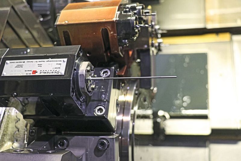 Dünner Einlippenbohrer, um eine Kanülierung für Knochenzement in Knochenschrauben einzubringen. (Bild: Teamtec)