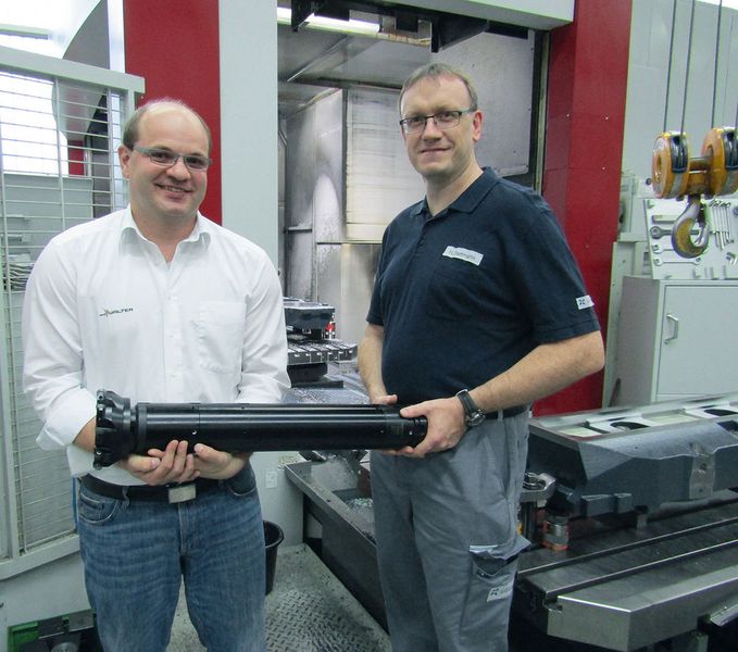 Martin Huber von Walter Deutschland GmbH (l.) und Harald Dammann von Licon MT mit Schruppwerkzeug vor dem Bearbeitungszentrum. (Bild: Reichenbach)