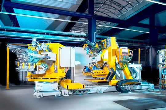 Mit dieser neuartigen Schweißanlage von Nimak schweißt Bosch Home Comfort jetzt verschiedene große Heizspiralen für Wärmetauscher automatisiert, flexibel und nachhaltig. Was die Schweißmaschine auszeichnet, verrät Nimak in diesem Beitrag.(Bild:  Nimak)