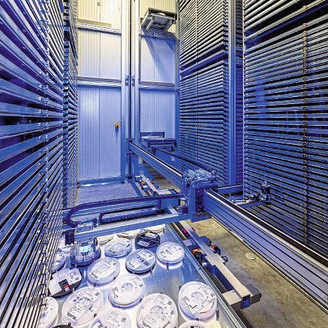 Das automatisiertes Bauteilelager bietet Platz für 18.000 Gebinde, was rund 90 Mio. Bauteilen entspricht. Die Lagerung erfolgt bei konstanter Temperatur und Luftfeuchte gemäß JEDEC-J-STD-033 und ist für Anforderungen bis MSL-Level 6 ausgelegt.(Bild:  www.high-pix.de)