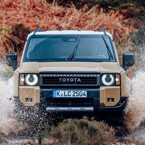 Der knapp fünf Meter große Geländewagen wirkt zwar hochmodern und gut proportioniert, trägt dennoch ein paar Retro-Elemente, die ihn ein wenig an seine historischen Vorgänger erinnern lassen.(Bild:  Toyota)
