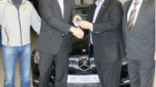 Fahrzeugübergabe (v.li.): Rainer Gierth (Vorstand Kfz-Innung), Burkhard Wagner (Leiter Mercedes-Benz-Niederlassung), Jürgen Karpinski (Obermeister Kfz-Innung) und Bernard Richter (Vorstand Kfz-Innung). (Foto: Landesfachschule)