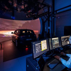 In dem Zentrum für immersive Simulation arbeiten mehr als 70 Personen.(Bild:  Autoren-Union Mobilität/Renault)