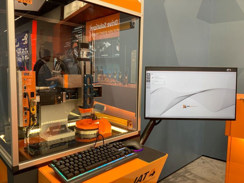 Jenaer Antriebstechnik zeigt, wie einfach es mit der Ecomotion Suite ist, einen Servoverstärker wie Ecoviva inbetrieb zu nehmen. (Bild: Stefanie Michel)