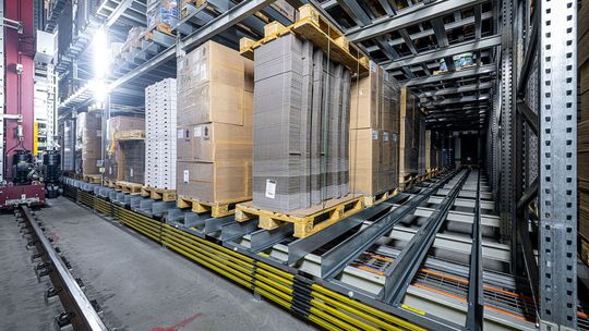 In dem von Westfalia Technologies installierten Verpackungslager von Züger Frischkäse halten Paletten dank der mehrfachen Schienenauflage in den Lagerkanälen länger. (Bild:  Westfalia)