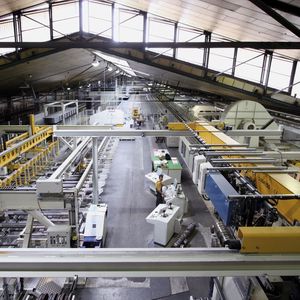 Rund 80 Prozent seines Umsatzes generiert die Alumium Laufen AG mit der Produktion von Alumium-Profilen (im Bild: Strangpressanlage). (Aluminium Laufen)