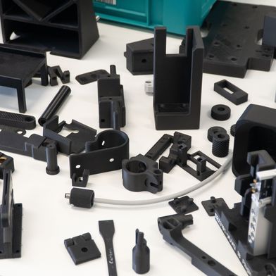 Festo hat bereits weit mehr als 200 verschiedene Bauteile additiv gefertigt, die sonst aufwendig gefräst oder bestellt werden müssten. (Bild: Festo)
