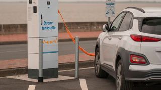 Während das Auto lädt, nutzen die Fahrer die Zeit zum Einkaufen oder für andere Aktivitäten. Der Vorgang ist nicht mit Kraftstofftanken an Tankstellen vergleichbar. Deshalb müssen Ladeangebote dort geschaffen werden, wo Kunden sie annehmen, sagt der ZDK.  (Bild: frei lizenziert)