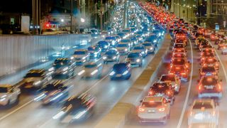 Rein theoretisch läuft das Autogeschäft wieder ungehindert. Dennoch gibt es Bremslichter wie Inflation und ein hohes Zinsniveau. Das könnte sich positiv auf das Gebrauchtwagengeschäft auswirken. (Bild: © alex57111 - adobe.stock.com)