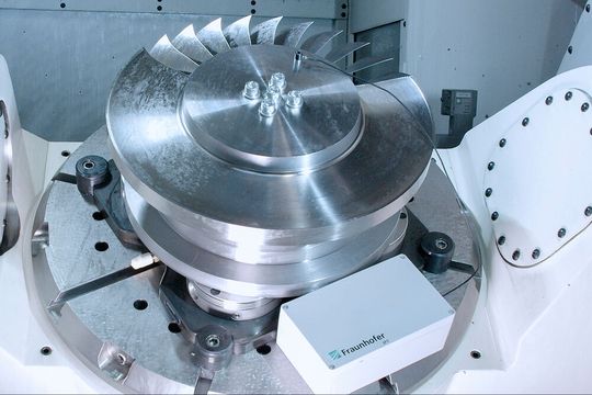 Ein 5G-Sensor an der Werkzeugmaschine soll so schnell reagieren, dass Bauteile nicht mehr beschädigt werden, wenn ein Fehler vorliegt.(Bild:  Fraunhofer IPT / Paperplane Productions)