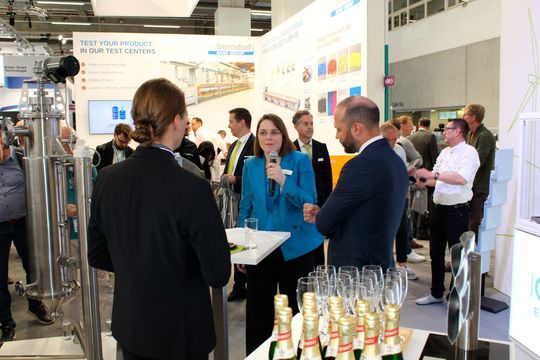 „Mit ECO2CELL wird CO2 nicht nur reduziert – es wird recycelt“, erklärt GIG Karasek Geschäftsführerin Julia Aichhorn. „Das schafft einen Mehrwert für Betreiber und Umwelt – denn so können Produkte erzeugt und verkauft werden.“(Bild:  PROCESS)