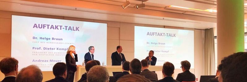 Der Opening Talk mit Andreas Meuer (Vorstand Finanzen und Digitalisierung der Fraunhofer-Gesellschaft), Dr. Helge Braun (Chef des Bundeskanzleramts und Bundesminister für besondere Aufgaben) und Prof. Dieter Kempf (Präsident des Bundesverbands der Deutschen Industrie e.V.). (Bild:  Vogel Communications Group)