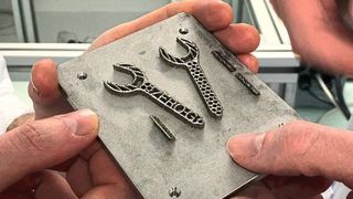 Auf der Hannover Messe 2019 befasst sich das BAM mit den Themen Qualität und Sicherheit im 3D-Druck. (Das Foto zeigt in der Schwerelosigkeit 3D-gedruckte Schraubenschlüssel, Exponate von 2018.) (BAM, Referat Unternehmenskommunikation)