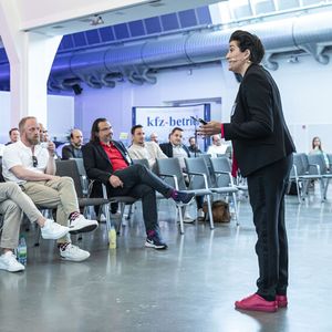 Daniela Ben Said, „Verkäuferin mit Leib und Seele“, holte die Teilnehmer mit einem temperamentvollen Vortrag aus der Morgenmüdigkeit.(Bild:  Stefan Bausewein)