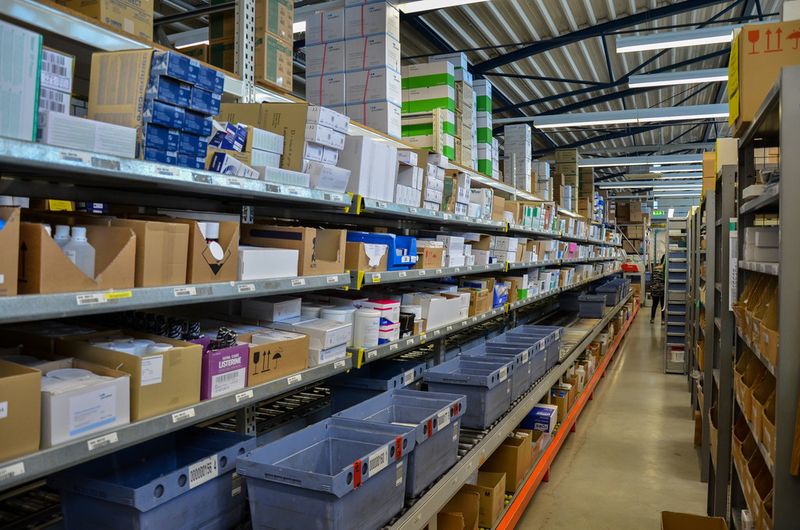 Fachbodenkommissionierung mit insgesamt sechs Kommissionierbahnhöfen: Die Mitarbeiter kommissionieren MDE-geführt unter Berücksichtigung der Auftrags- und Wannenpriorität. (Bild: TuP)