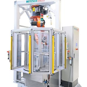 Komplett automatisierte Dosierzelle mit Knickarmroboter. Bild: Netzsch
