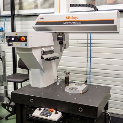 Die neue 3D-Messmaschine „MiSTAR 555“ von Mitutoyo ist bei Méca-Précis in einer robotergesteuerten Messzelle installiert. Ihre Genauigkeit sei über einen weiten Temperaturbereich gewährleistet, was an ihrem effizient arbeitenden Absolut-Encoder liege. (Bild: Mitutoyo)