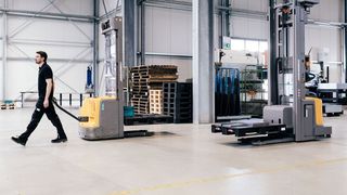 Ein Mitarbeiter transportiert Material in einer Fertigung. Mithilfe der Software Coriva lassen sich alle Systeme orten, die mit dem offenen Lokalisierungsstandard Omlox kompatibel sind. (Bild: Cornelius Bierer)