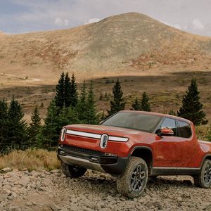 Das 3 Tonnen schwere Topmodell absolviert den Spurt von 0 auf 100 km/h in 3,3 Sekunden, die Höchstgeschwindigkeit ist mit 200 km/h angegeben.(Bild:  Rivian)