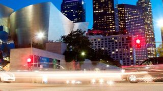 Eine Smart-City-Plattform überwacht vernetzte Geräte im kommunalen Raum - zum Beispiel Verkehrsampeln oder die Straßenbeleuchtung -, erkennt Störungen, priorisiert diese und veranlasst deren Behebung.  (Bild: Pixabay)