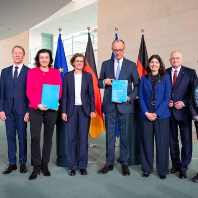(v.l.:) Professor Guido Bünstorf, Leiter des Fachgebiets Wirtschaftspolitik, Innovation und Entrepreneurship an der Universität Kassel, Professor Joachim Henkel, Inhaber des Dr. Theo Schöller-Stiftungslehrstuhls für Technologie- und Innovationsmanagement an der Technischen Universität München, Bundesforschungsministerin Dorothee Bär, Professor Irene Bertschek (EFI-Vorsitzende) Leiterin des Forschungsbereichs Digitale Ökonomie am ZEW Mannheim und Professorin an der Justus-Liebig-Universität Gießen, Bundeskanzler Friederich Merz, Professor Carolin Häussler (stv. Vorsitzende) Inhaberin des Lehrstuhls für Organisation, Technologiemanagement und Entrepreneurship an der Universität Passau und Professor Christoph M. Schmidt, Präsident des RWI – Leibniz-Institut für Wirtschaftsforschung und Inhaber des Lehrstuhls für Wirtschaftspolitik und Angewandte Ökonometrie an der Ruhr-Universität Bochum sowie Professor Friederike Welter, Präsidentin des Instituts für Mittelstandsforschung (IfM) Bonn und Professorin für Management von kleinen und mittleren Unternehmen und Entrepreneurship an der Universität Siegen

 (Bild: EFI )