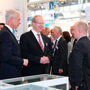 Dr. Andreas Gruchow, Mitglied des Vorstands der Deutschen Messe AG, (links) und Stephan Schostok, Oberbürgermeister von Hannover, besuchen einen Aussteller auf der PTC Asia 2015.