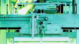 Schindler baut weltweit Aufzüge ein. In der Vergangenheit lagen die kundenspezifisch gelabelten Komponenten mehrere Wochen auf Lager.  (Bild: Schindler)