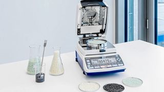 Der Feuchtebestimmer Kern DIS kombiniert hohe Messauflösung mit einer klar strukturierten Bedienung für reproduzierbare Analysen. (Bild: Kern & Sohn)