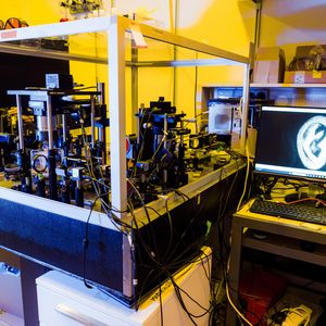Das Team entwickelte eine neue Plattform für diesen holografischen Ansatz, wodurch die TVAM‑Technologie um das 70‑Fache effizienter wurde. (Bild:  Adrien Buttier/EPFL)