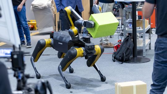 Das europäische Robotik-Netzwerk euROBIN adressierte mit ihrer Technologiedemonstration Anwendungsszenarien mit besonderer wirtschaftlicher und gesellschaftlicher Relevanz. Hier demonstriert der Roboter KYON des Istituto Italiano di Tecnologia (IT) die autonome Paketzustellung. Er ist in der Lage 15 Kilogramm mit seinen Armen und 30 Kilogramm auf seinem Körper zu tragen.(Bild:  DLR (CC BY-NC-ND 3.0))