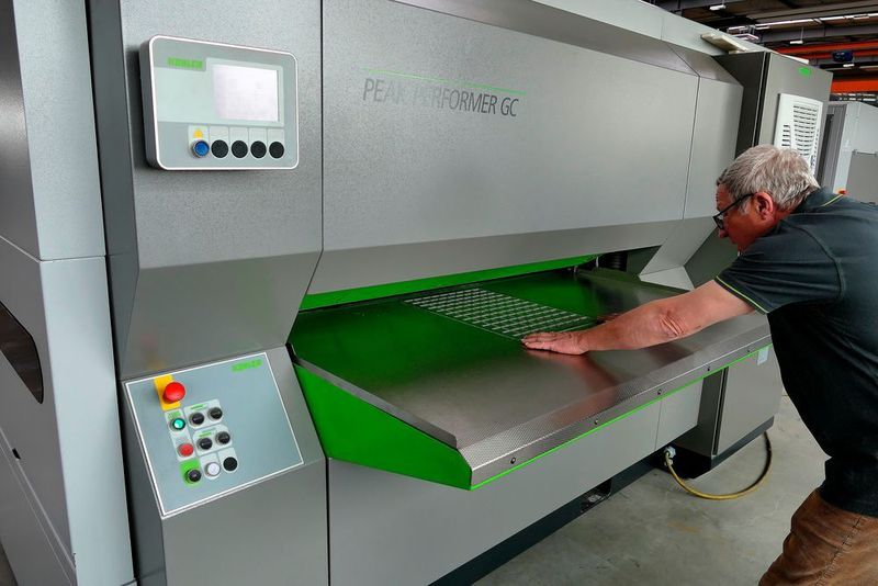 Der Richtmeister von Kohler, hier an der Teilerichtmaschine Peak Performer GC, ist mit höchster Kompetenz ausgestattet. Falls der Kunde aber selbst Richten möchte, bekommt er vom Richtmeister auch die entsprechende Unterstützung. (Bild: Kuhn)