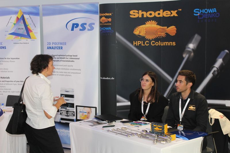 Nachhaltigkeitsberaterin Dr. Hermuth-Kleinschmidt besichtigt den Stand von Showa Denko Europe. (Bild: LABORPRAXIS)