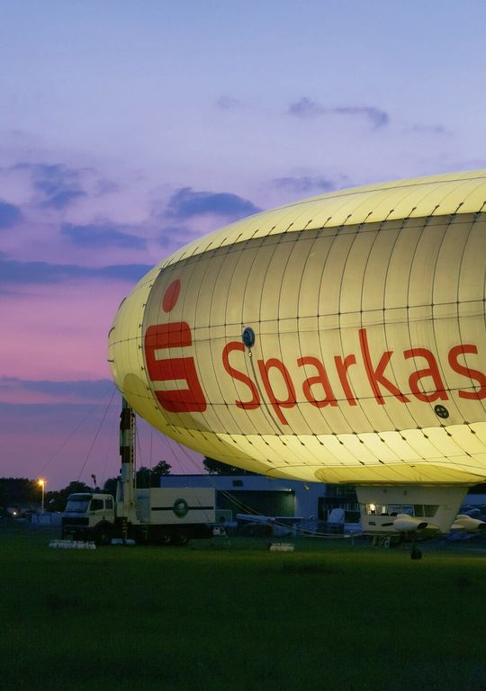 (Wenn Theo nachts beleuchtet ist, kann man die drei Luftkammern, auch Ballonettes genannt, genau erkennen. Bild: WDL Luftschiffgesellschaft mbH)