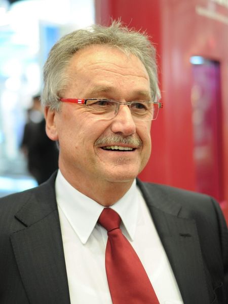 Geschäftsführer und Inhaber Wolfgang Pfeiffer dankte seinen Mitarbeitern. (Bild: Intercontec)