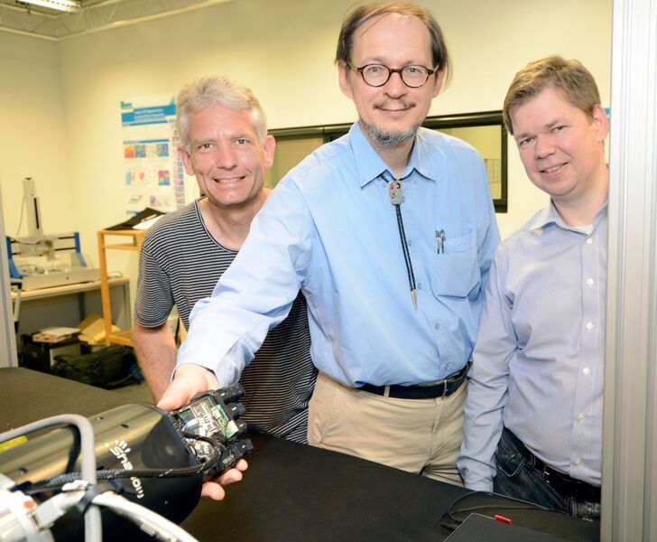 PD Dr. Sven Wachsmuth, Prof. Dr. Helge Ritter und PD Dr. Dirk Koester (v.l.) entwickeln im Projekt Famula Roboterhände, die sich selbständig aneignen, wie sie unbekannte Objekte greifen und bewegen. (Universität Bielefeld)