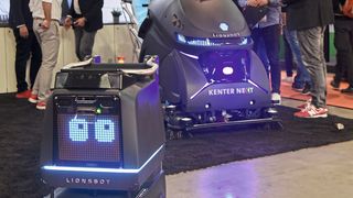 Auf der Logimat 2023 präsentierte der Hersteller Kenter seine autonomen Reinigungsroboter. Die Co-Bots eignen sich für das Reinigen von Flächen ab 3.000 Quadratmetern.  (Bild: Euroexpo GmbH)
