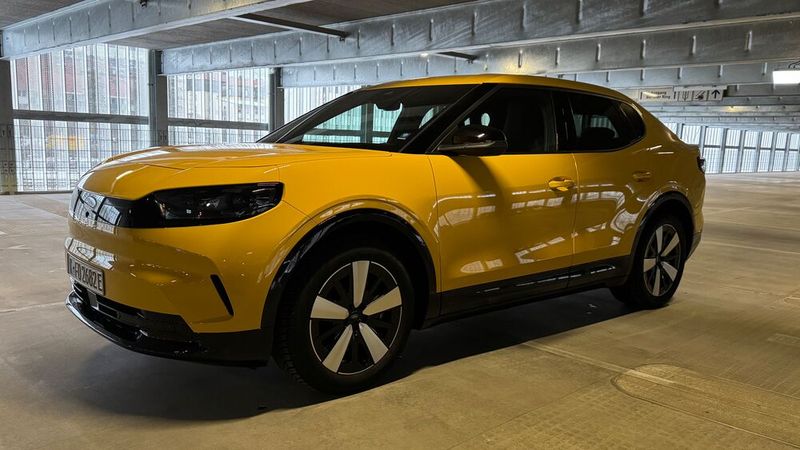 Trotz des Fokus auf Sportlichkeit hat der Capri ein komfortabel abgestimmtes Fahrwerk, Unebenheiten werden gut abgefedert. Im Vergleich zum Renault sind spritzigere Sprints möglich dank der Leistung von 210 kW/286 PS. Einen klassischen One-Pedal-Drive gibt es nicht, nur den B-Modus, der das Auto abbbremst, allerdings nicht bis zum Stillstand. Die Batterie ist mit 77 kWh Nettokapazität kleiner als beim Renault, die WLTP-Reichweite beträgt 572 bis 625 km. In der Praxis schaffte der Capri in der Redaktion rund 350 Kilometer, allerdings auch bei widrigen Winterverhältnissen. (Bild: Achter – VCG)