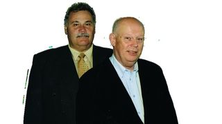 „Um profitabel fertigen zu können, reichen leistungsfähige Werkzeugmaschinen allein nicht aus, nicht minder wichtig in der Produktion ist ein effizienter Datenfluss“, meinen unisono die XYZ-Machine-Tools-Manager Manfred Friebe (links) und Bob Massam. (Archiv: Vogel Business Media)