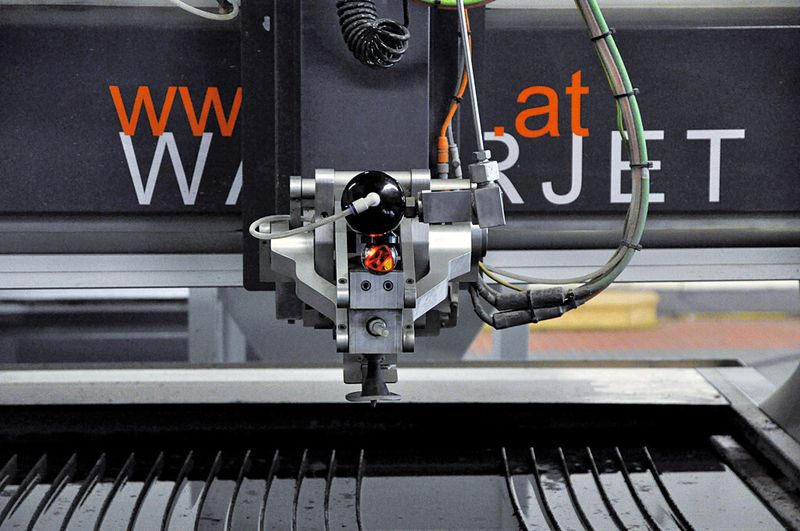 Bild 3: Die auf dem Schneidkopf angebrachte Reflektorkugel wird vom Lasertracker verfolgt, um die 3D-Koordinaten zu generieren. (Bild: STM Stein-Moser)