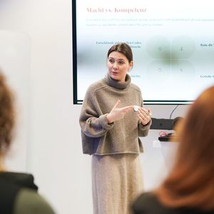 Auch Nais Desirée Graswald, Gründerin von Own Your Seat, hielt einen motivierenden Impulsvortrag.(Bild:  Nicolas Armer)