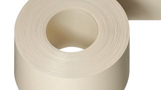 Das iglidur Tribo-Tape für Maschinenführungen aus dem Werkstoff iglidur V400 ist extrem verschleißfest und hält Temperaturen bis 200 °C dauerhaft stand. (Bild: Igus)