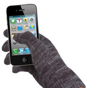 www.radbag.de bietet mit „Touchie“ Touchscreen Handschuhe an. Sie funktionieren mit allen Touchscreen-Geräten. Der ganze Handschuh ist verwoben mit leitfähigen Fasern. Preis: 9,95 Euro.