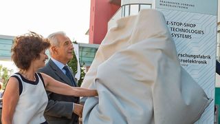 Dr. Eva-Maria Stange, sächsische Wissenschaftsministerin und Stanislaw Tillich, Ministerpräsident des Freistaates Sachsen bei der symbolischen Enthüllung der Eingangsstele am Fraunhofer-Institut für Photonische Mikrosysteme in Dresden anlässlich der Aufnahme der Arbeit der sächsischen Beteiligten an der Forschungsfabrik Mikroelektronik Deutschland. (Jürgen Lösel/Fraunhofer-IPMS)