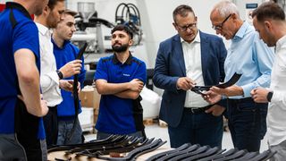In automotive sealing systems, many processes must be perfectly coordinated. Here, an interdisciplinary team is discussing ways to optimize a component. (Bild: Pfaff)