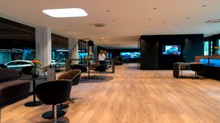 Die Lueg-Gruppe hat in Essen ein neues Autohaus eröffnet, in dem die Gebrauchtwagen durch Abwesenheit glänzen. (Bild: Lueg)