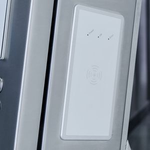 R. STAHL HMI Systems stattet seine Geräte bei Bedarf mit gehäuseintegrierten RFID-Card-Readern aus(Bild:  R. Stahl)