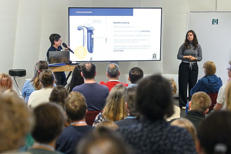 Über 40 Vorträge umfasste das Programm in Chemnitz. Da war es teilweise gar nicht so einfach, sich zu entscheiden. Dr. Nancy Jahn von Brand hatte mit ihrem Vortrag „Richtiges Pipettieren. 10 Schritte zum Pipettier-Profi!“ zumindest keine Mühe, ihr Iglu mit interessierten Besuchern zu füllen. Liquid Handling ist eben in jedem Labor ein Evergreen-Thema.   Mehr Infos zu den kommenden LAB-SUPPLY-Messen finden Sie auf www.lab-supply.info (Bild: Stefan Stark)