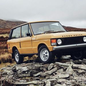 Stark wie das V8-Kraftwerk unter der kantigen Haube war auch das Karosseriedesign des Range Rover.(Bild:  Land Rover)